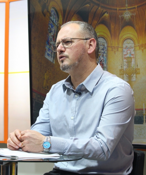 Padre Elizandro Scarsi conduz inspirador momento de fé e bênção nesta quinta-feira, 24 de setembro