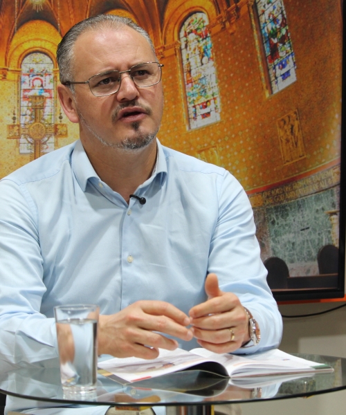 Padre Elizandro Scarsi conduz inspirador momento de fé e bênção nesta quarta-feira, 30 de setembro