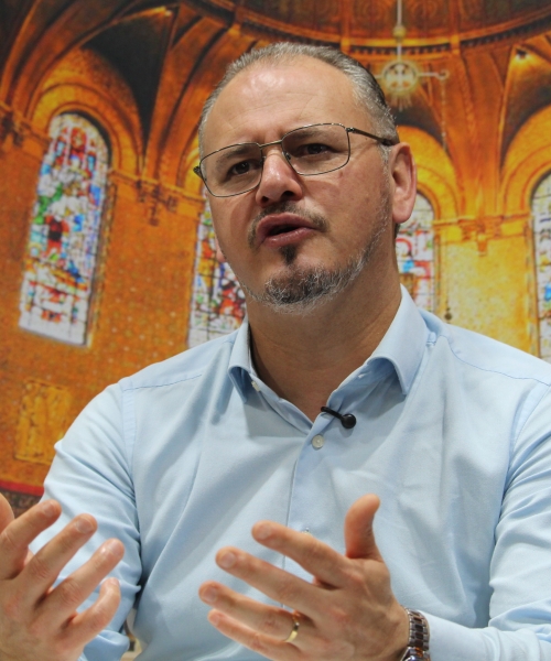 Padre Elizandro Scarsi conduz inspirador momento de fé e bênção nesta quinta-feira, 01 de outubro