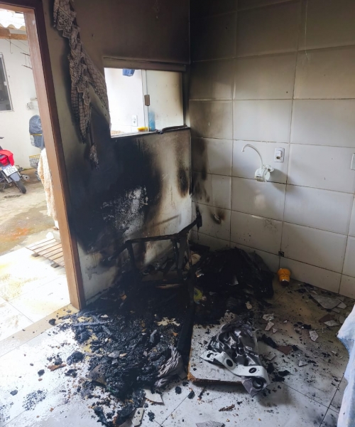 Princípio de incêndio em casa mobiliza equipes de emergência