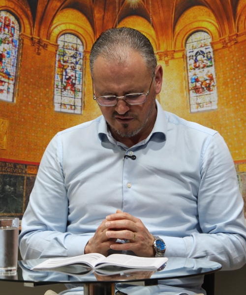 Padre Elizandro Scarsi compartilha bênçãos e uma palavra de esperança nesta segunda-feira, 19 de outubro