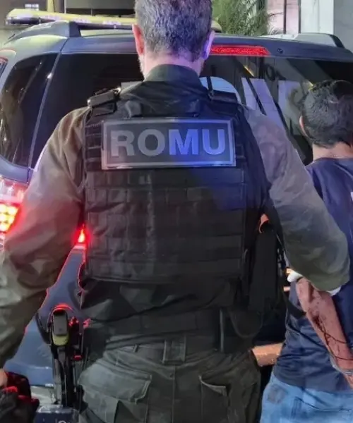 Moto furtada é identificada e perseguição termina com suspeito escondido em buraco